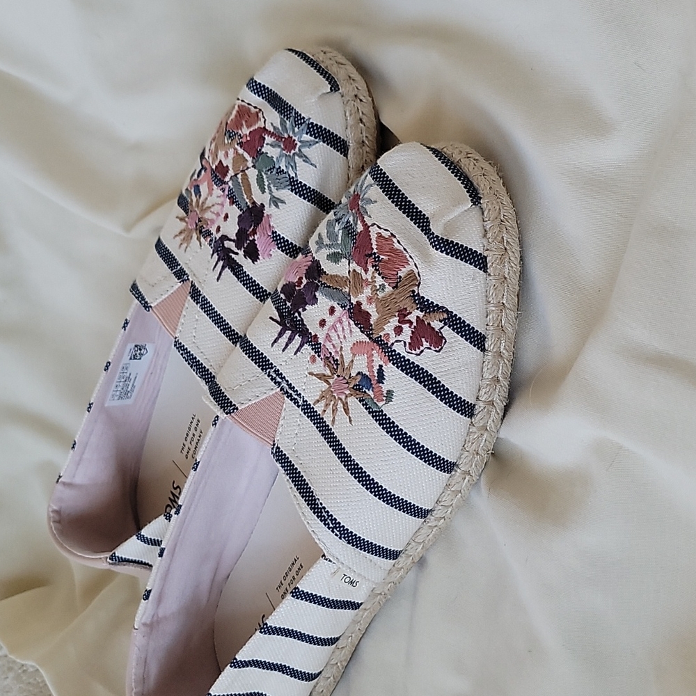 Toms NWOT slip-ons